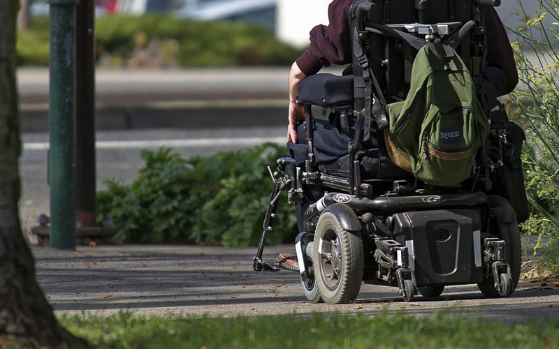 Muži se vybil invalidní vozík. Pomohl mu náhodný řidič dodávky i strážníci