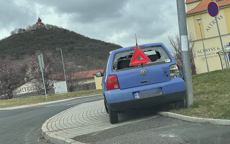 Auto v Mostě přejelo přes chodník a zůstalo nabourané na lampě