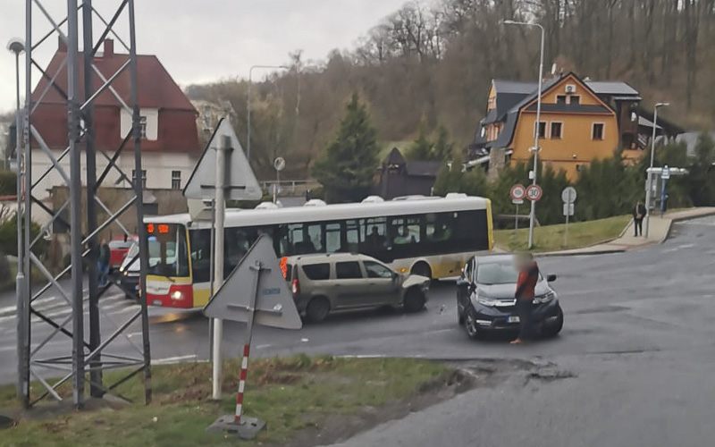 PRÁVĚ TEĎ: Na křižovatce vedle Partyzána se srazila dvě auta, na místě je policie