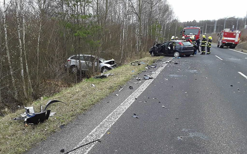 FOTO: Těžká havárie mezi Lomem a Duchcovem. Uvnitř vraků zůstali zaklínění lidé