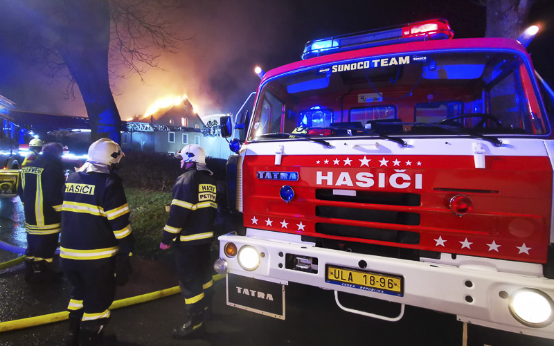 OBRAZEM: Severočeští hasiči v noci vyrazili za hranice do Německa pomáhat v boji s požárem domu