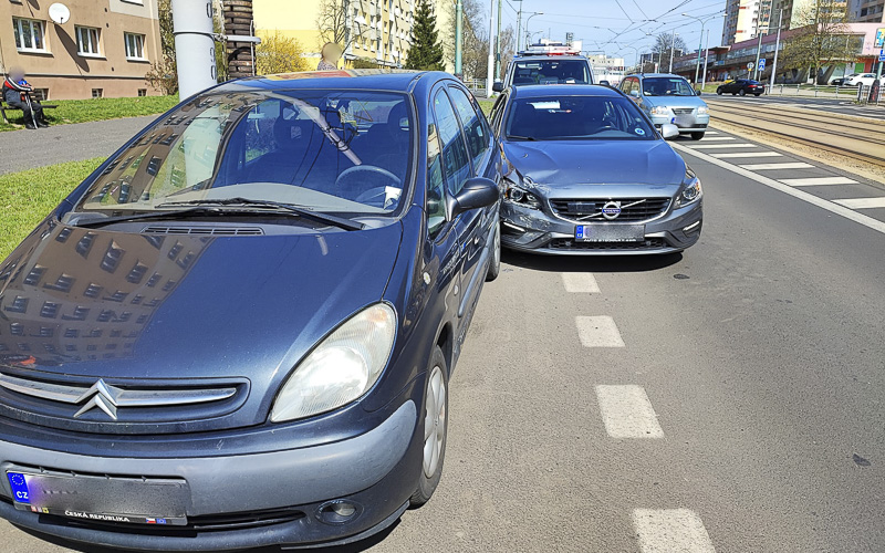 AKTUÁLNĚ: Nehoda na hlavní mostecké ulici. Srážku dvou vozidel vyšetřují policisté