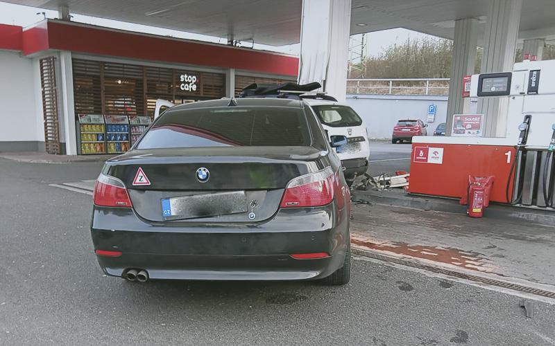 OBRAZEM: BMW s označením Z na zádi vletělo ze silnice číslo 13 na benzinu přímo do stojícího auta