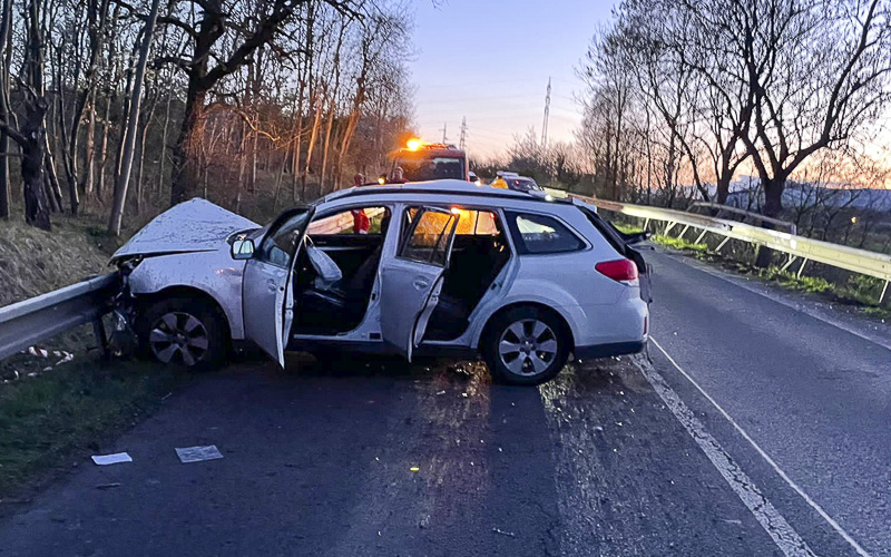 OBRAZEM: Subaru se poblíž Duchcova roztočilo na silnici, při havárii se zranil jeden člověk