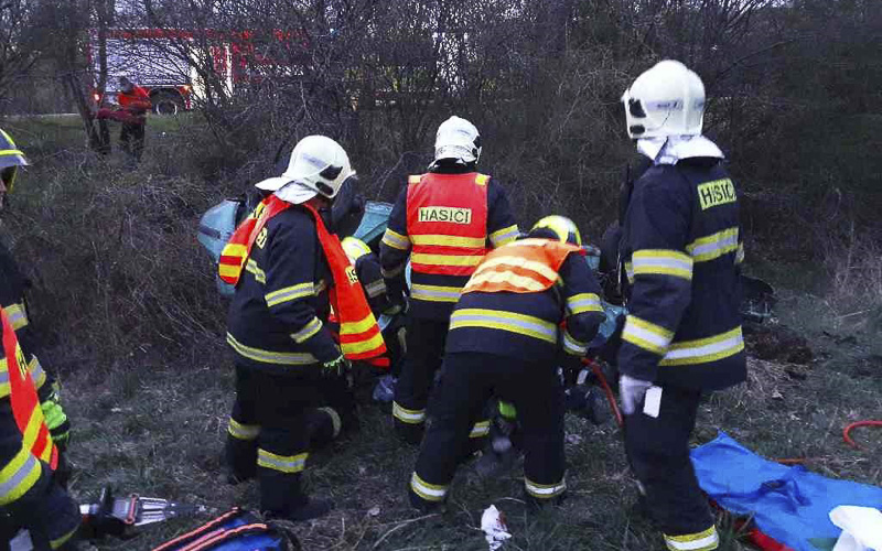 Vážná havárie uzavřela silnici mezi Mostem a Bílinou. Lidi museli vyprošťovat