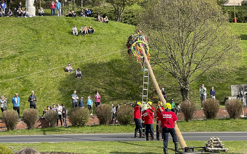 FOTO: Na Meziboří se sešly stovky lidí u stavění májky a pálení čarodějnic