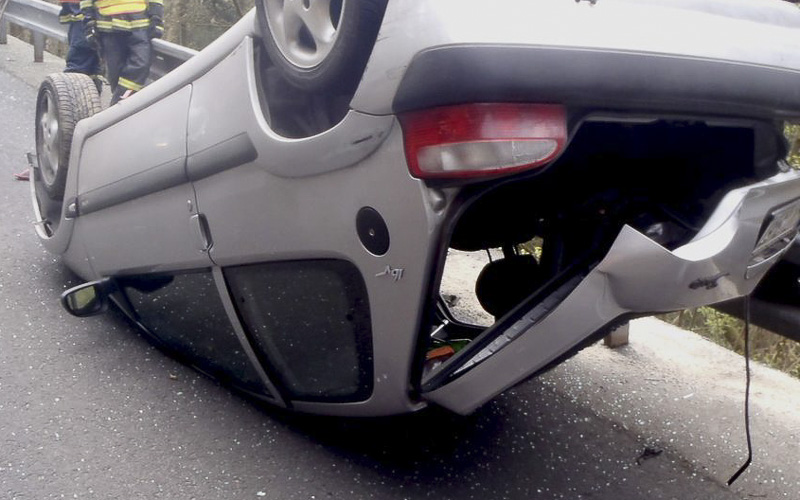 Nové informace k nehodě u Louky: Opilý řidič převrátil auto na střechu, se ženou utekli a uvnitř nechali zaklíněného člověka