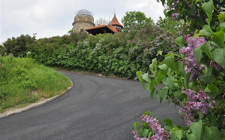 FOTO: K Hněvínu teď dojedete jako po másle. Silnice i parkoviště pod hradem mají nový povrch