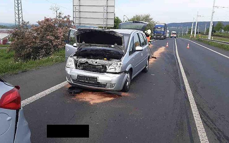 FOTO AKTUÁLNĚ: Srážka tří aut uzavřela frekventovanou silnici v Mostě