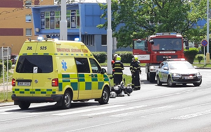 PRÁVĚ TEĎ: Na přechodu v centru Litvínova havaroval motorkář, zasahují záchranáři