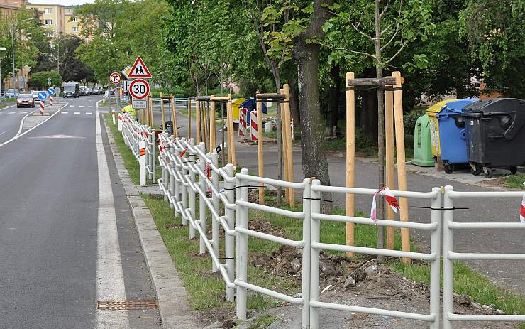 U frekventované silnice v Mostě vyrůstá nové zábradlí, pomůže k vyšší bezpečnosti