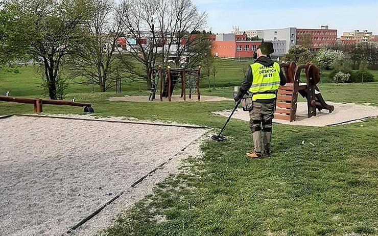 Nejsou tu stříkačky? Most znovu nechává zkontrolovat dětská hřiště