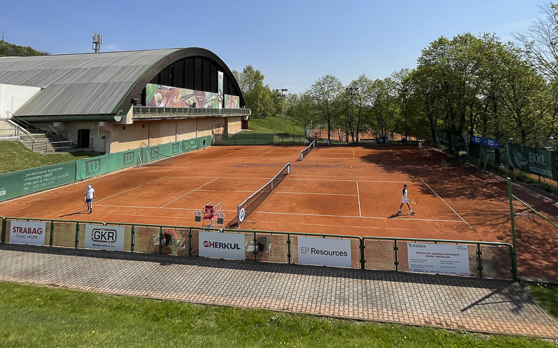 VIDEO: Na mosteckých kurtech hrají mladé tenisové naděje z 18 zemí, jde o prestižní turnaj
