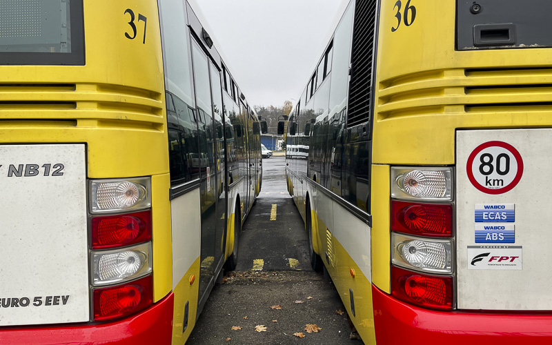 Naštvaná cestující rozbila autobus a napadla řidiče