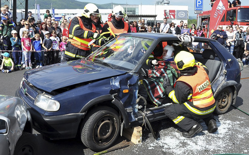 Подивіться на роботу чеських рятувальників. Вони покажуть втручання в аварію, симулятор удару та пожежну атаку