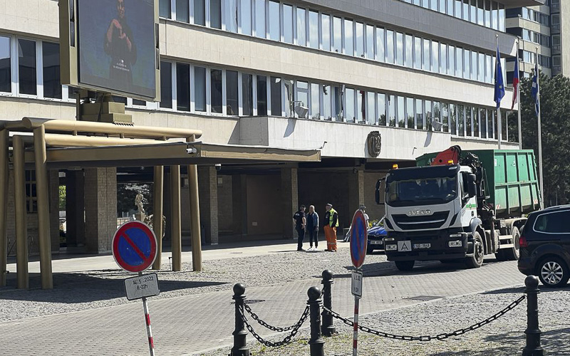 Головний вхід до муніципалітету в Мості закритий через ДТП, в нього врізалася автівка