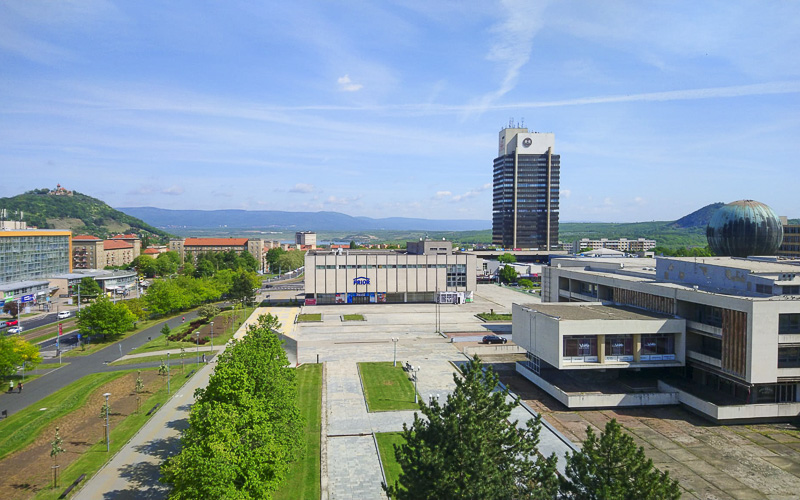 Tlaková výše Yannes bouřkám vystaví stopku a teploty vrátí nad letních 25 °C