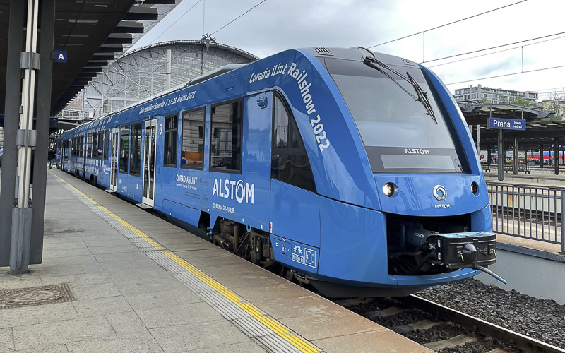 První vodíkový vlak pro osobní dopravu na světě je v Česku! Pojede z Děčína do Ústí