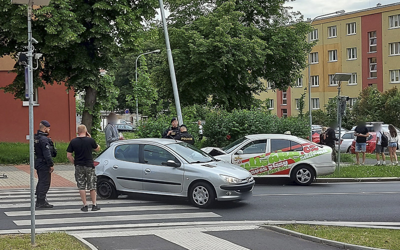 FOTO: Vůz pizzy skončil ve sloupu veřejného osvětlení