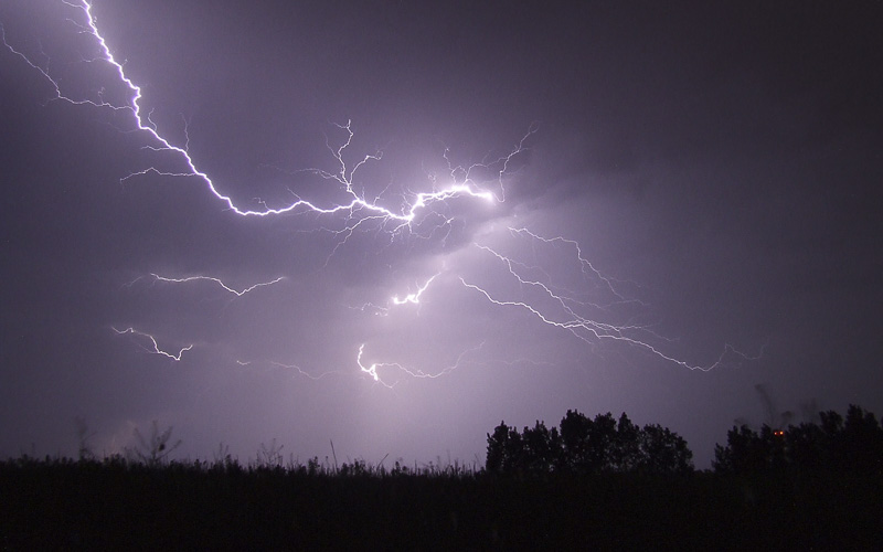 Meteorologové očekávají na Karlovarsku v noci na sobotu silné bouřky a přívalový déšť 