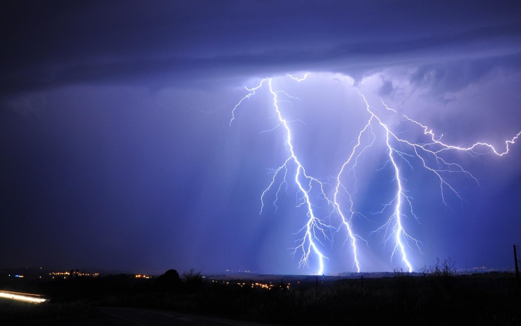 Meteorologové varují před silnými bouřkami, mají zasáhnout severozápad Čech