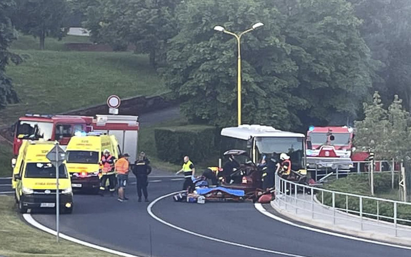 Těžká ranní nehoda na Meziboří. Osobní auto se srazilo s autobusem