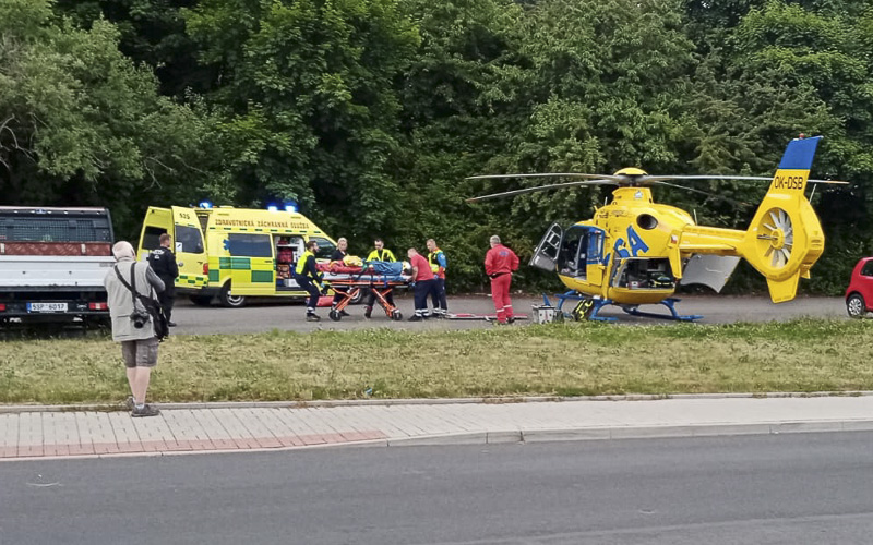 Další těžká havárie u Meziboří. Pro motocyklistu spěchal vrtulník