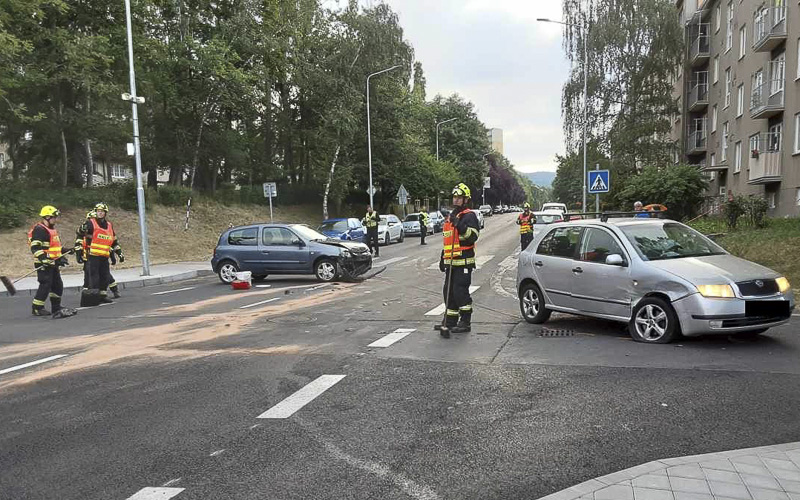 Nehoda u nového mostu v Litvínově! Po srážce aut zůstal jeden zraněný