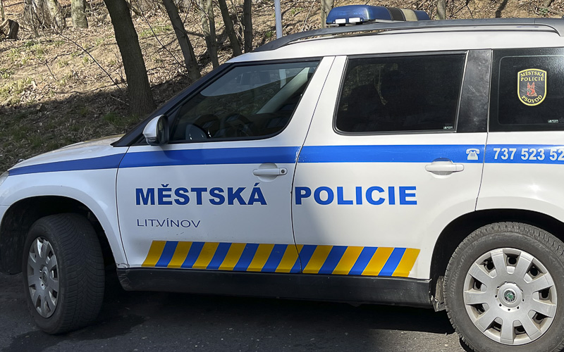 Hladová žena volala v Litvínově strážníky, prý nedostala v práci zaplaceno