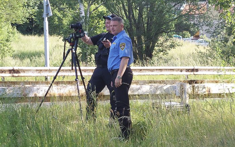 Janovem se jezdí stovkou v místech, kudy chodí děti