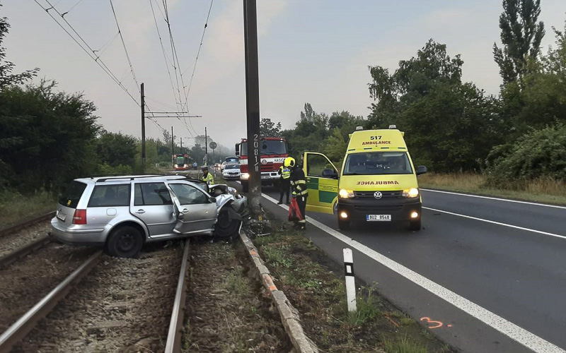 FOTO AKTUÁLNĚ: Záchranáři ráno pomáhali u vážné nehody, tramvaje stály