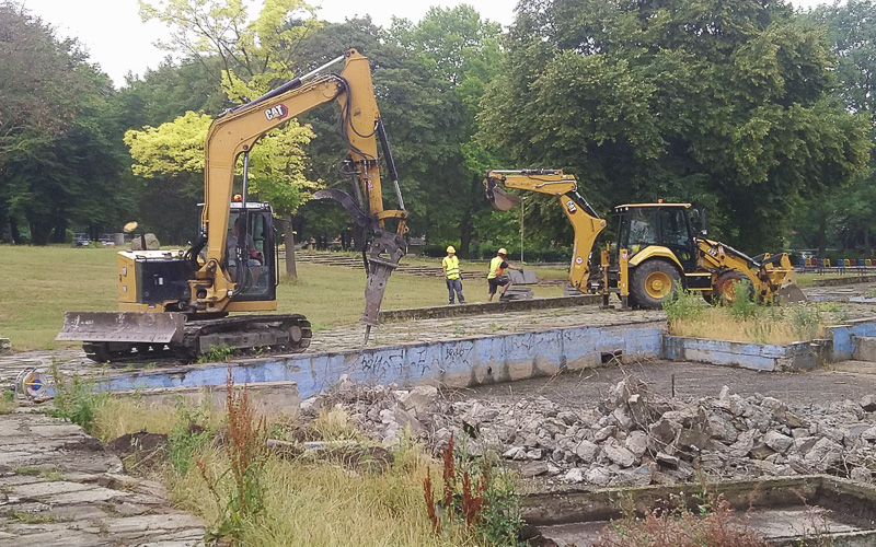 OBRAZEM: Stroje už rozebírají vodní nádrže v parku Střed