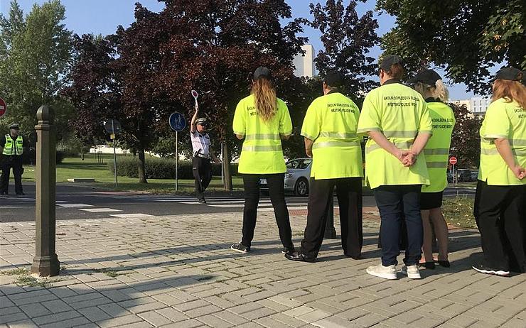 Školní dohledová služba a asistenti prevence kriminality budou opět dohlížet na bezpečnost dětí u mosteckých škol