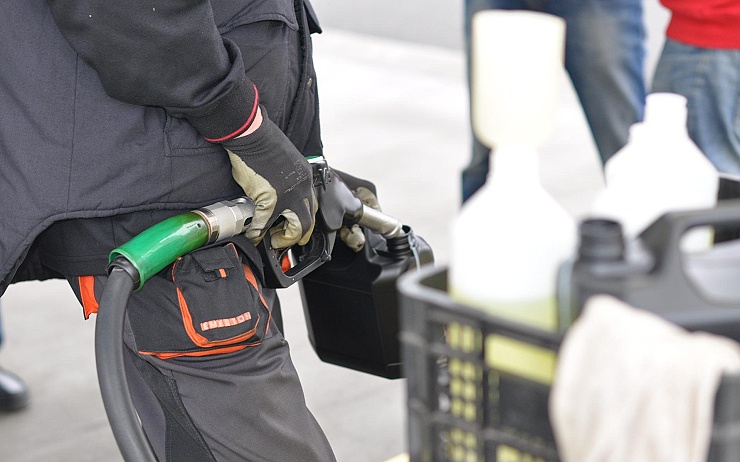 Benzín i nafta v Česku rychle zlevňují, ceny půjdou ještě níže