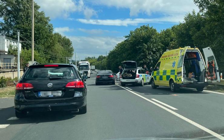 PRÁVĚ TEĎ: Záchranáři zasahují u nehody na silnici z Litvínova do Mostu, tvoří se dlouhé kolony aut