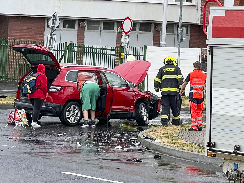 FOTO: Drsná srážka aut u mosteckého Kauflandu, museli přijet záchranáři i hasiči