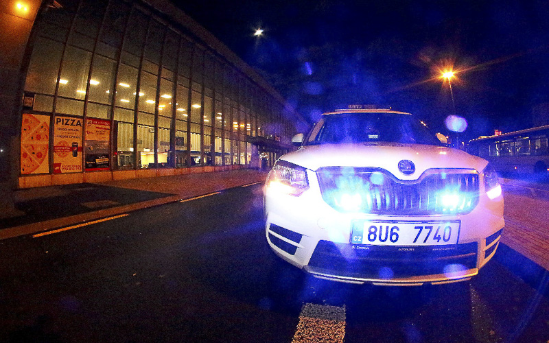 Muže na nádraží rozčílil nefunkční automat na kávu, napadal cestující, ostrahu i strážníky