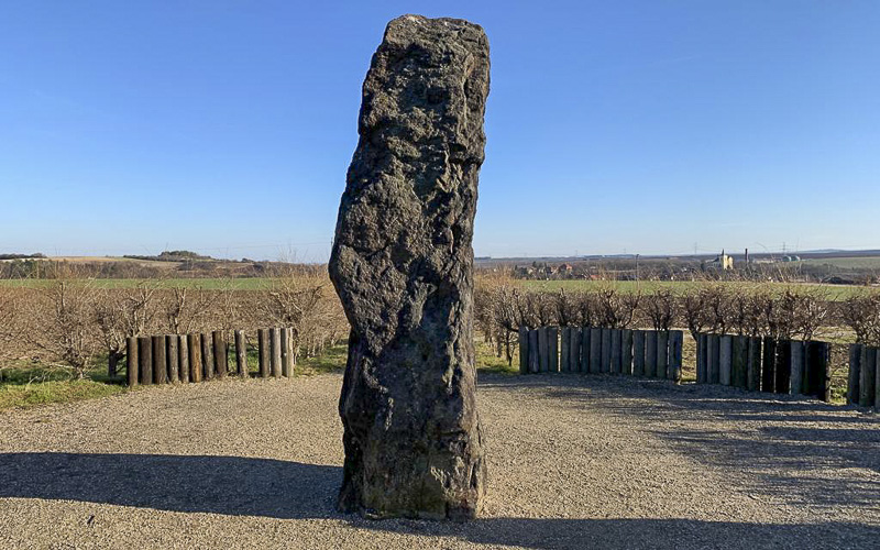 Zkamenělý pastýř je největší menhir u nás. Při správném objetí prý dokáže zbavit únavy a vyčerpání