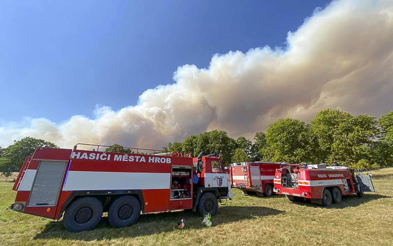VIDEO: Takto bojují stovky hasičů s velkým požárem u Hřenska. Velký sestřih záběrů 
