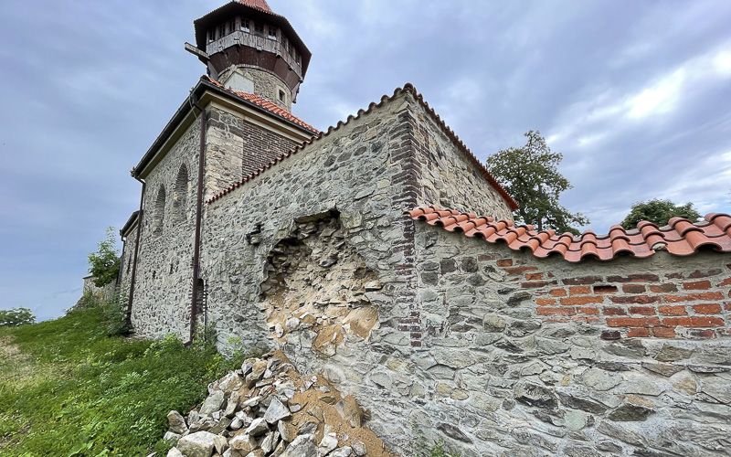 Na Hněvíně se vyvalila část kamenných hradeb, uzavřená je Kelleyho dílna