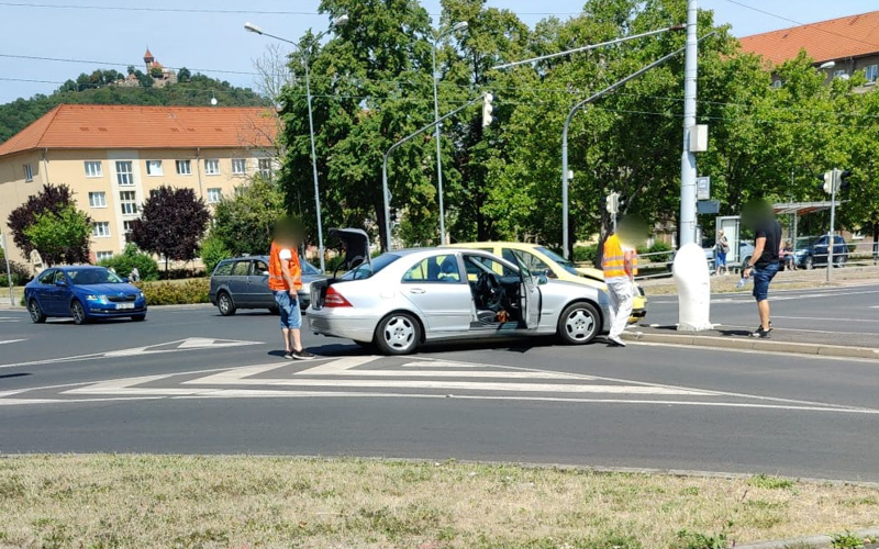 AKTUÁLNĚ: Na křižovatce u sportovní haly se srazila dvě osobní auta