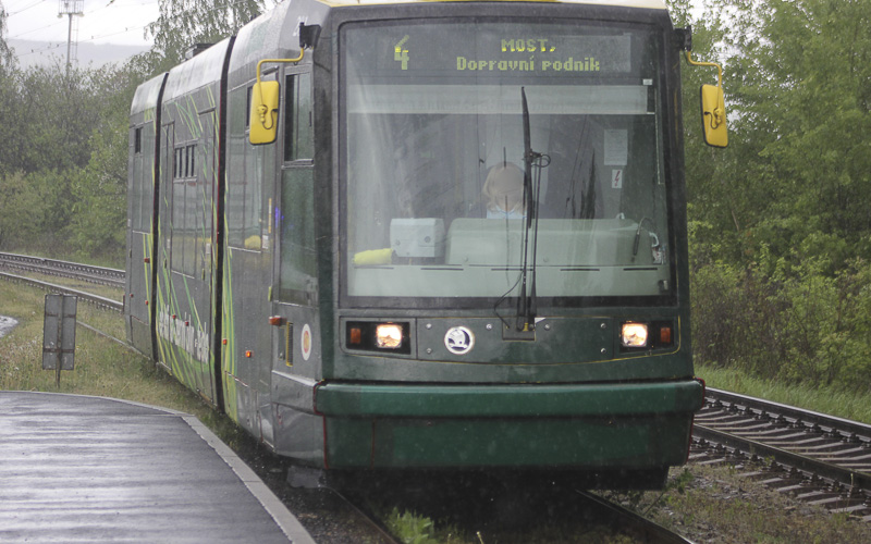 Pětiletá dívka se sama vydala na výlet tramvají. Úřednice ztracené dítě hned poznala