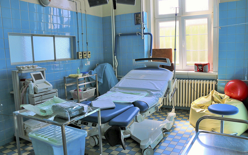 Krajská zdravotní musí na několik dní uzavřít porodní sál ve své nemocnici v Teplicích