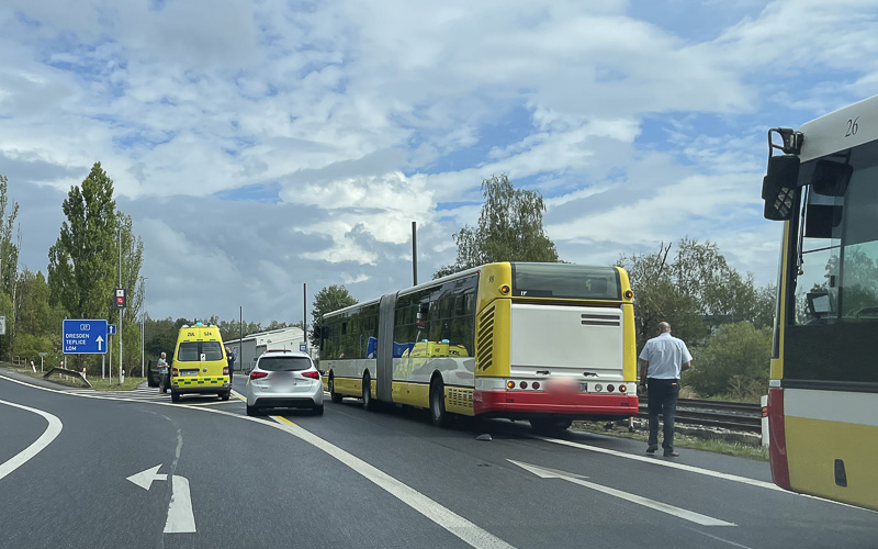 AKTUÁLNĚ: Před Litvínovem se srazilo osobní auto s autobusem, na místo přijela i záchranka