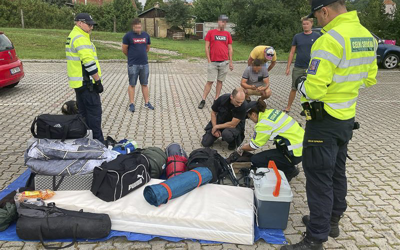 Celníci provedli kontrolu na drogy na hudebním festivalu. Našli kokain, pervitin i LSD v ponožkách