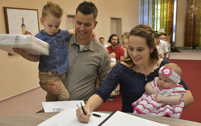 Město podporuje mladé pracující rodiny, už jim pomohlo dvěma miliony