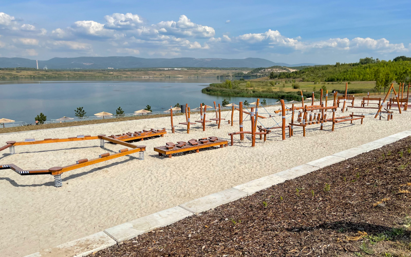 VIDEO: Novinky u jezera Most: Začalo se se stavbou dalšího občerstvení, vznikají nová hřiště
