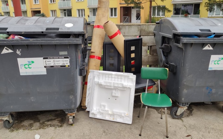 Místo výdělku pokuta! Muži najatí na vyklizení bytu vše cpali do popelnice