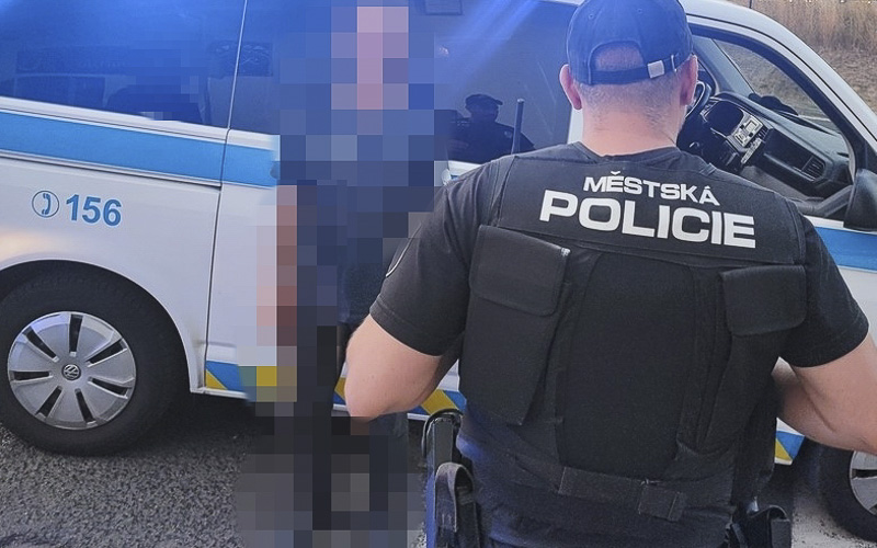 Strážníci dostali fotky a video od chomutovských policistů, do hodiny v Mostě zajistili podezřelé muže