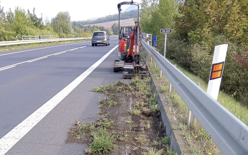 AKTUÁLNĚ ZE SILNIC: Na silnici z Loun na Most seřezávají okraje, za Libčevsí zasahují záchranné složky